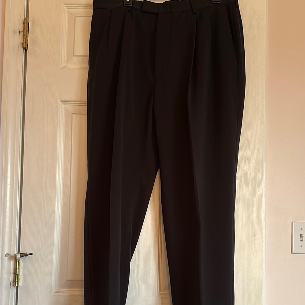 Men's Haggar Black Dress Pants pleated.